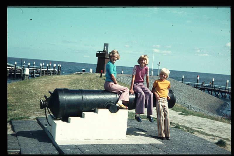 25.Texel  aug 1973 Brigitte,Marion,Peter.JPG